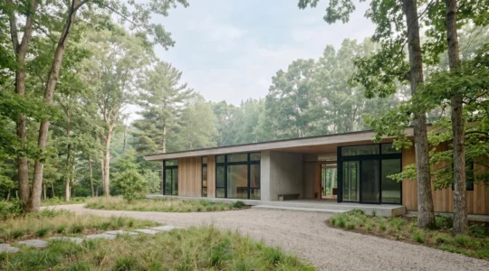 Une maison contemporaine de plain-pied baignée de lumière naturelle symbolisant l'habitat évolutif et l'adaptabilité à tous les âges de la vie